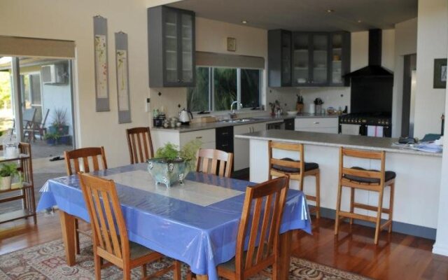 Glenelg on King Bed & Breakfast