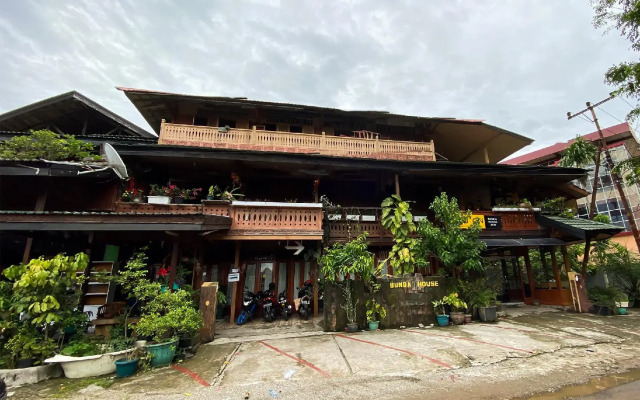 SPOT ON 2537 Bunda House