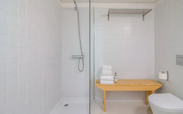 Charming Apartment With Convenient City Access