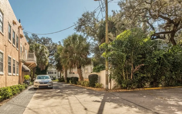 1 BR with Parking next to Bay and Shopping by Frontdesk