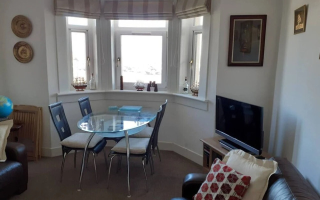 Marina View, Lovely Upper 3 Bedroom Apartment
