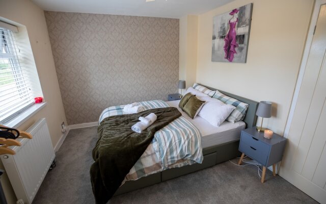 5star Serviced Homes- Free Wifi & Parking, Office