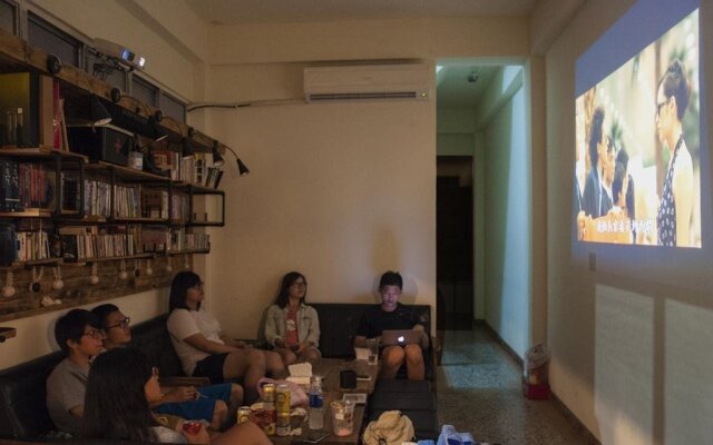 Hostel Who Knows