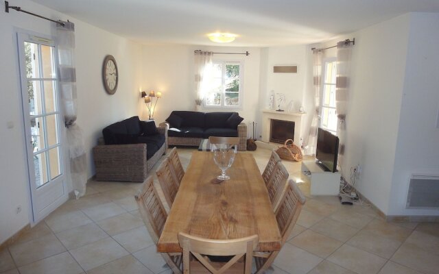 Country-style Villa With Private Pool, Walking Distance From Flayosc