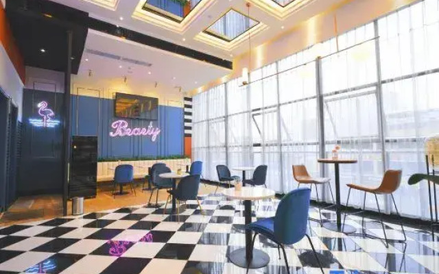 Modern S Hotel (Chengdu West Railway Station)