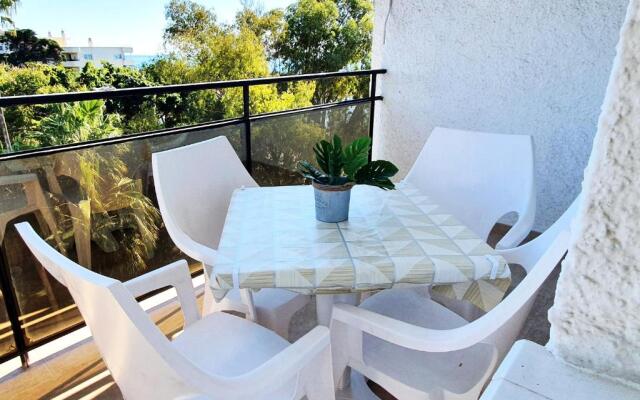 Skol 427 Spacious 1 Bedroom Apartment with Sea Views