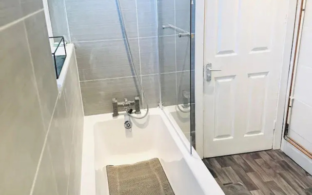 Weekend Escape- 4 Bedroom House in Stoke-on-trent