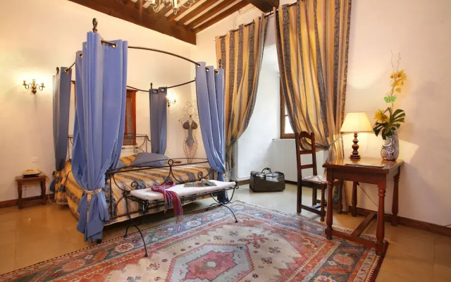 Chateau Chapeau Cornu