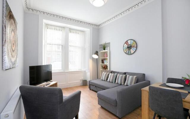 Edinburgh City Central Apartment Sleeps 6 Free Parking