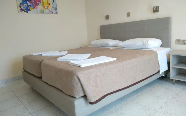 Leonidas Hotel and Studios