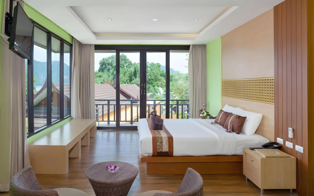 Phi Phi Long Beach Resort & Villa