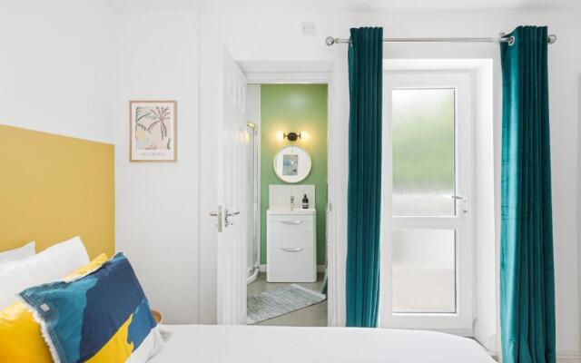Albany by Black Door Stays