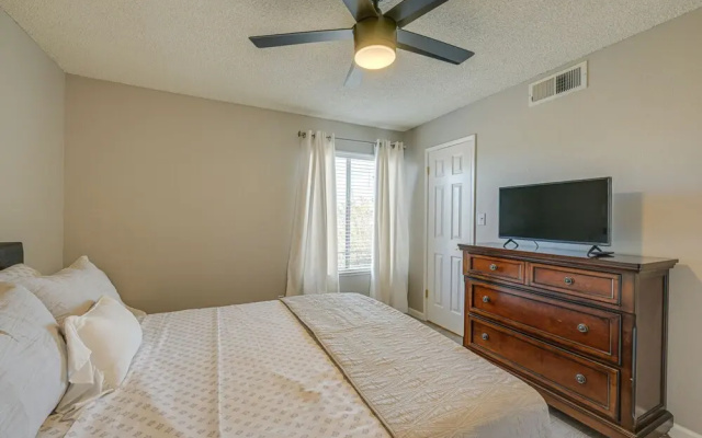 Cozy Fresno Condo w/ Balcony & Pool Access