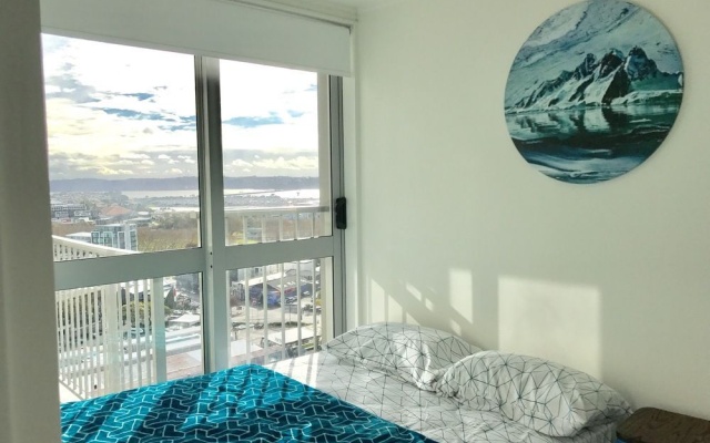 Cosy Two Bedroom High Rise with Harbor Views – Guest Rooms – Auckland