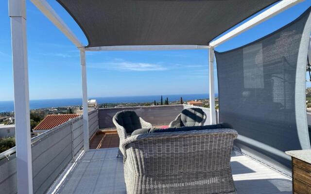 2 Bedroom Roof Terrace & Sea View Apartment