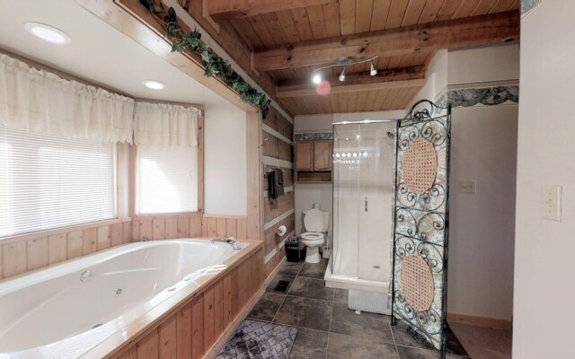 Dogwood Acre 3 Bedroom Cabin by RedAwning