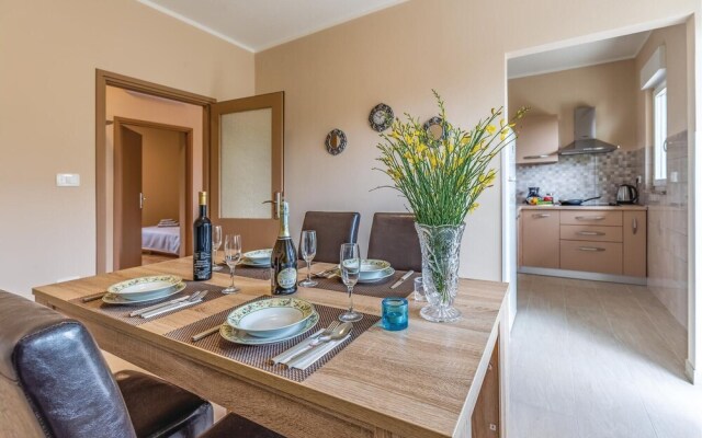Beautiful Apartment in Liznjan With Wifi and 2 Bedrooms