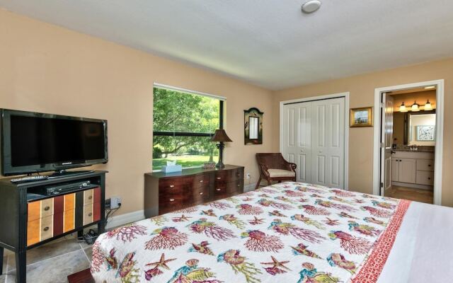 Le Monaco - Romantic 1 BR Condo Steps from 5th Ave S. Chic Coastal Retreat with King Bed and Beach Access. Perfect Location for Couples Near Dining, Shopping, and Naples Beach