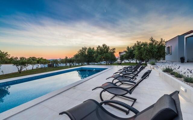 Luxurious Villa in Debeljak With Swimming Pool