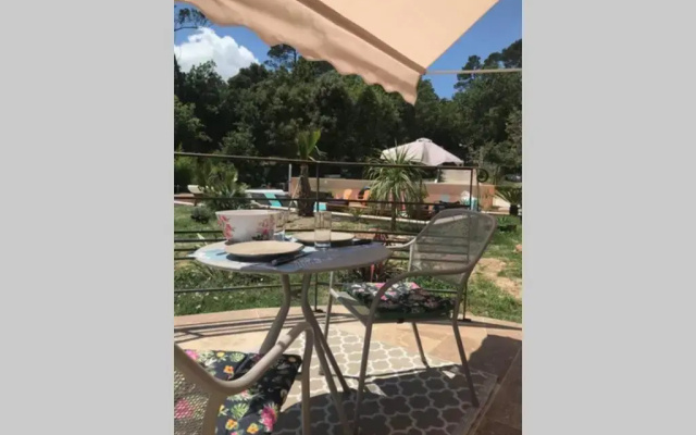 Logement attenant à une villa T2 avec terrasse .
