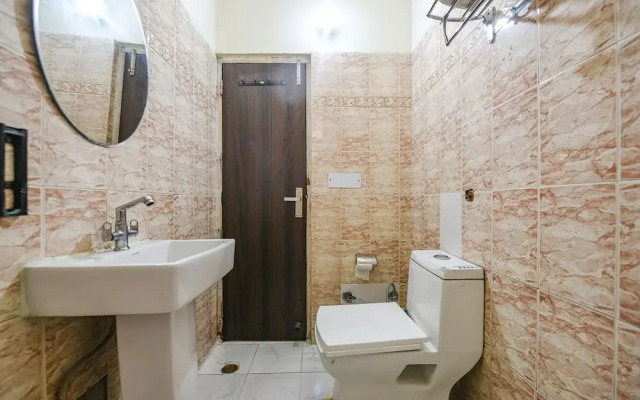Fabhotel Royal Inn