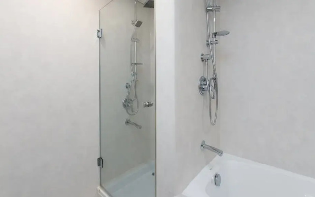 Pristine Difc 1BR w Pool Gym