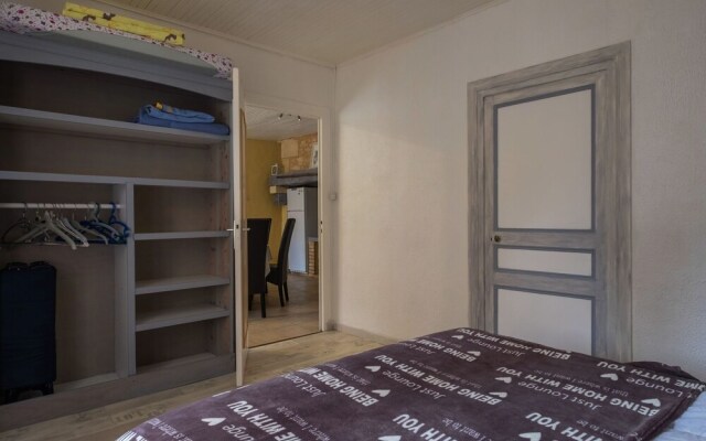 Luxurious Holiday Home with Swimming Pool in Meyrals