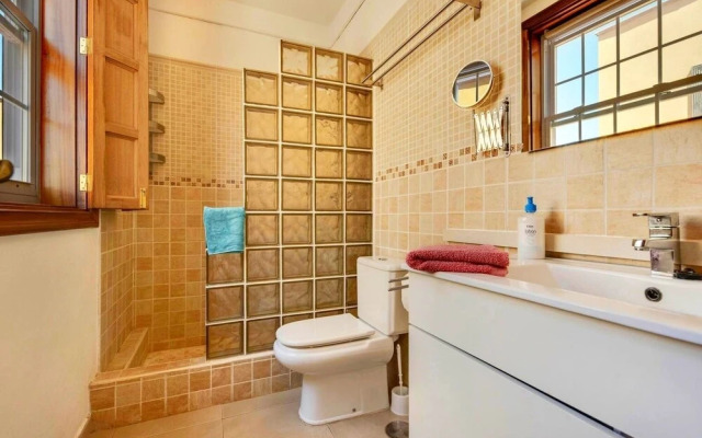 Remarkable 2-bed House in Arona