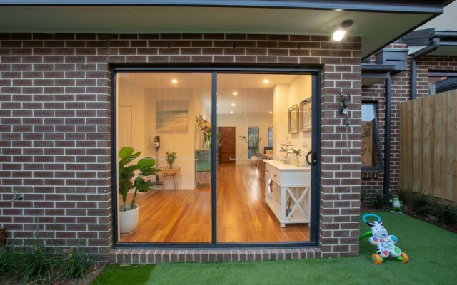 AU.JOY 3 Bed Townhouse Burwood 3