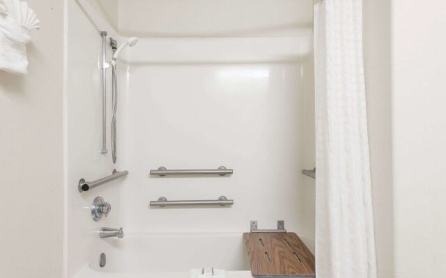 Baymont by Wyndham Iowa Lake Charles