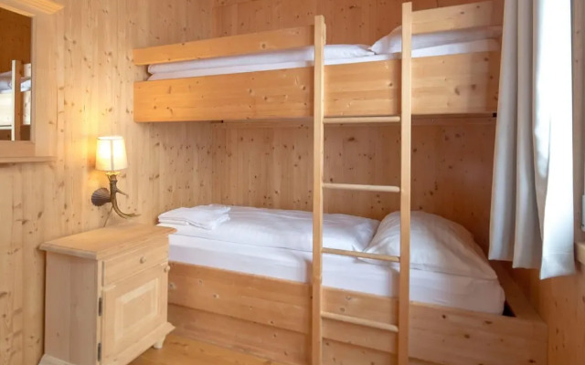 Lavish Chalet With Outdoor hot tub