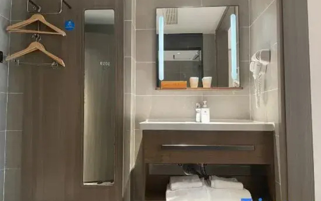 HanTing Hotel (Zhengzhou Zhongyuan Aquatic Products Logistics Port)