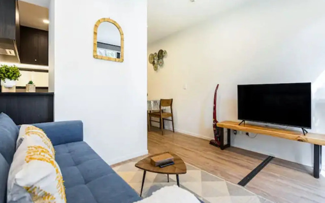 Sunny Retreat In Heart Of Cbd