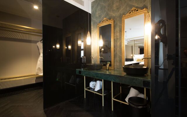 Skylark, Aluma Hotel & Resort