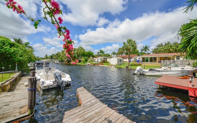 Wonderful 2BR House with Canal Access
