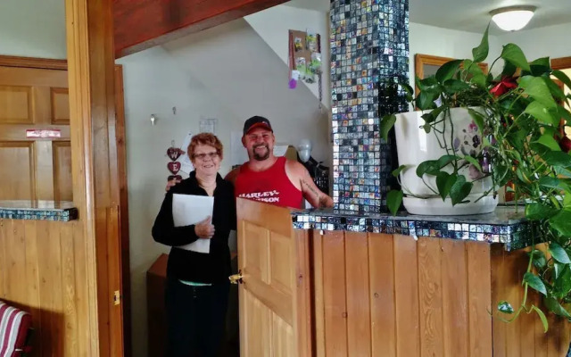 Going-To-The-Sun Inn & Suites