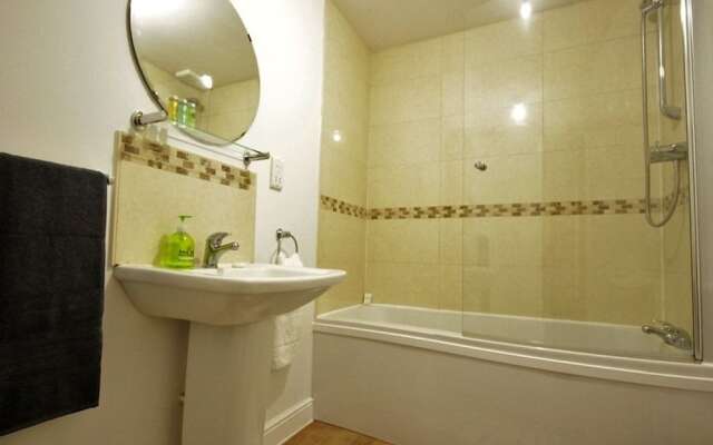 Kings Court Apartment