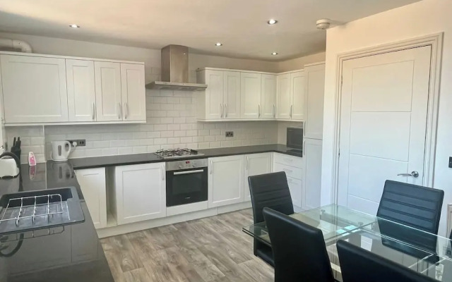 Spacious 4-bed House - Sleeps 11, Garden & Parking