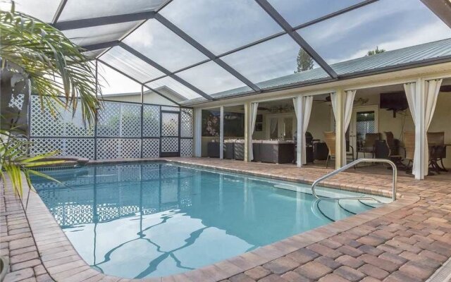 Tropical Retreat Pool Jet Spa WiFi 3 Br home by RedAwning
