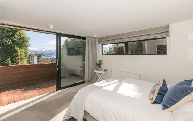 Clutha Place - Sleeps 8 - Lake Views - Balcony