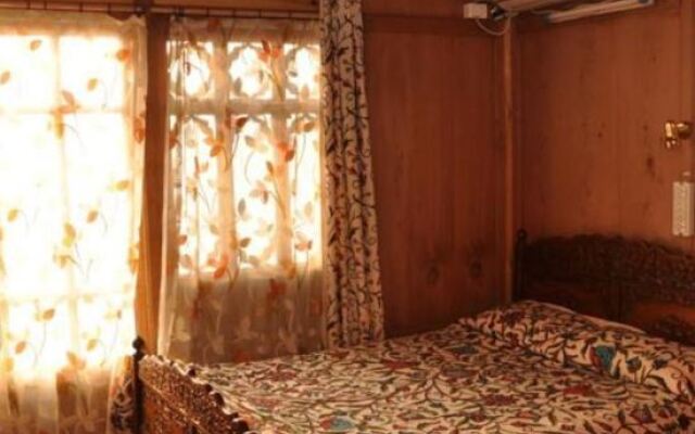Peace of Mind Group of Houseboat