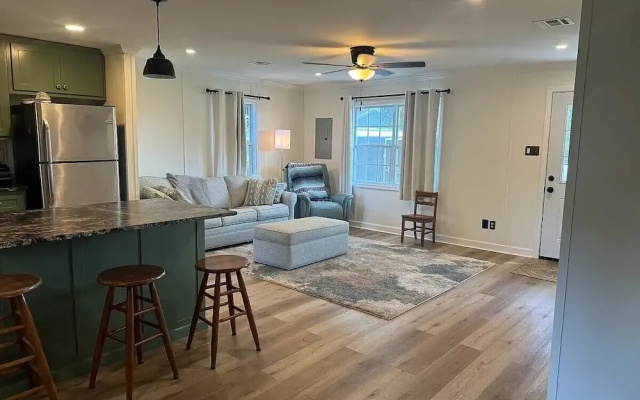 Friendly Home Near Downtown UL - Fenced Yard