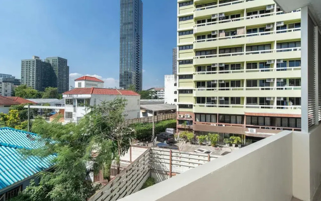 181 Ekkamai Apartment