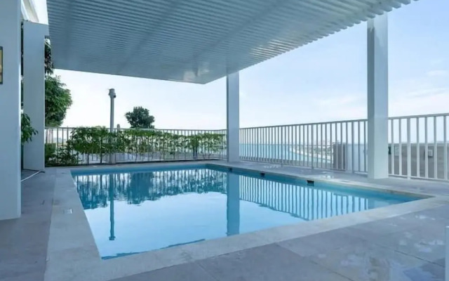 Beachfront - Palm Views & Private Beach