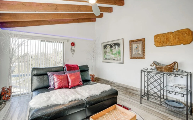 1 Mi to Dtwn: Scenic Prescott Hillside Retreat!