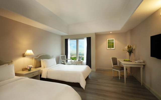 Berjaya Waterfront Hotel - Image 4