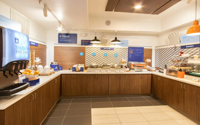 Holiday Inn Express Hotel & Suites Roseville-Galleria Area by IHG