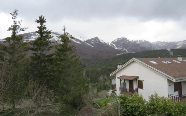 tipica baita con vista sul monte magnola