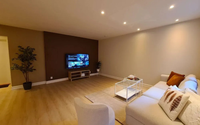 Beautiful, Spacious And Modern, 2-bedroom, Near Center, Free Parking