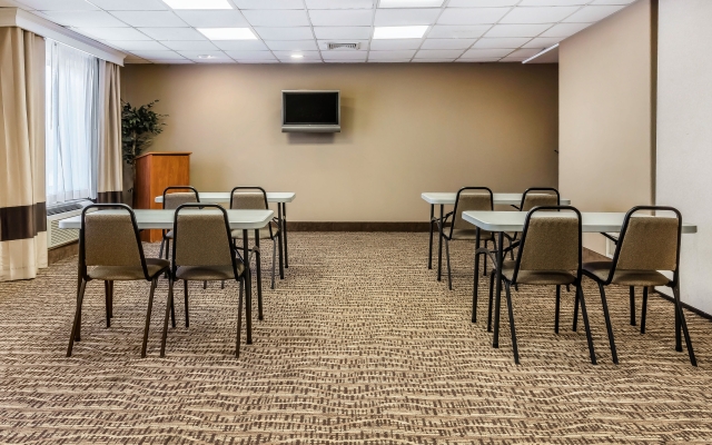 Comfort Inn & Suites Airport - American Way